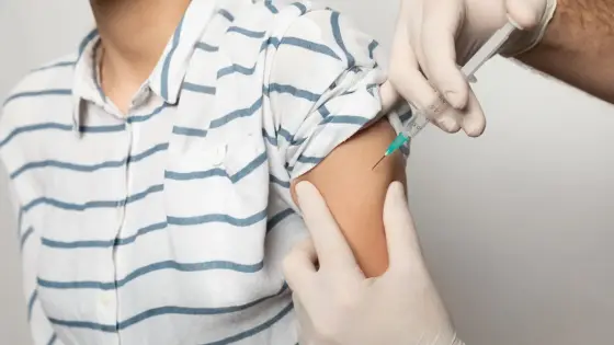 “ذراع سليكون”.. الخدعة الأغرب في العالم للهروب من تطعيم كورونا