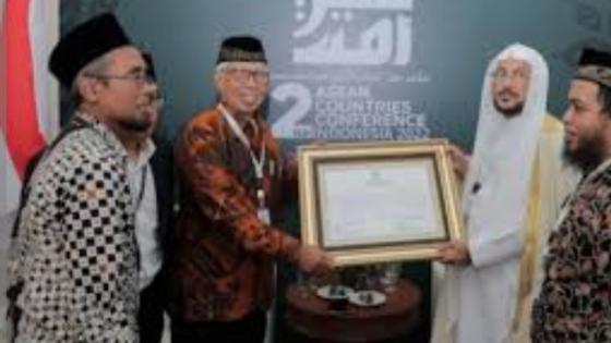 منح عبد اللطيف آل الشيخ وسام استحقاق من قبل مجلس علماء إندونيسيا