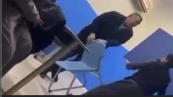 إنتشار فيديو لمعلم يضرب أحد الطلاب داخل أحد مدارس المملكة العربية السعودية